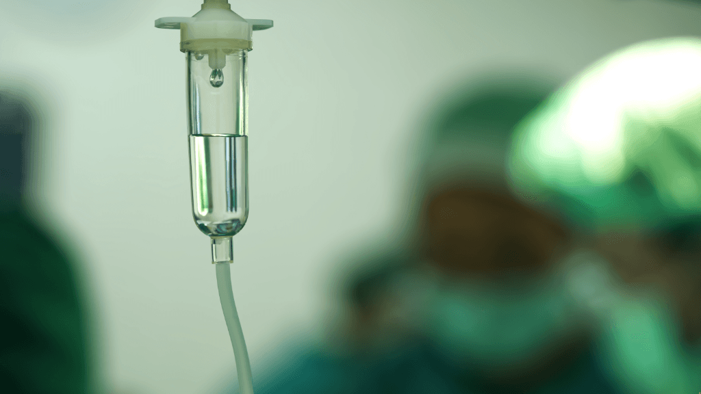 Soroterapia — gotejamento intravenoso em ambiente clínico